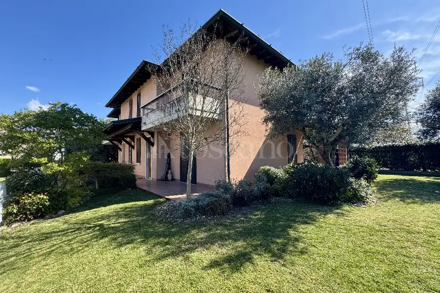 Villa Bifamiliare in vendita di 220 mq a €320.000 (rif. 15/2026)