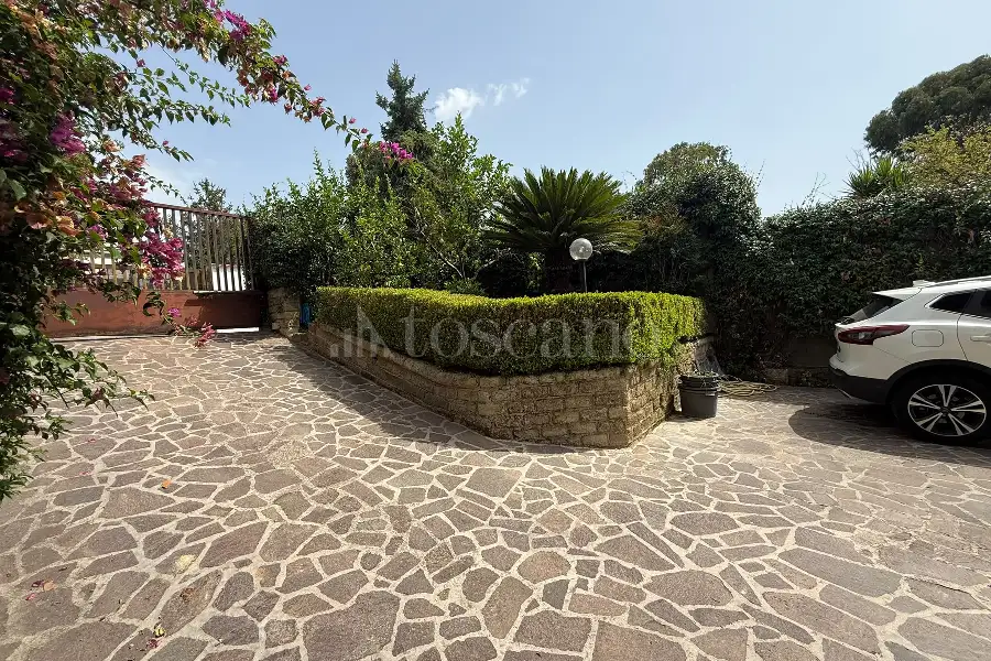 Villa Bifamiliare in vendita di 240 mq a €790.000 (rif. 10/2026)
