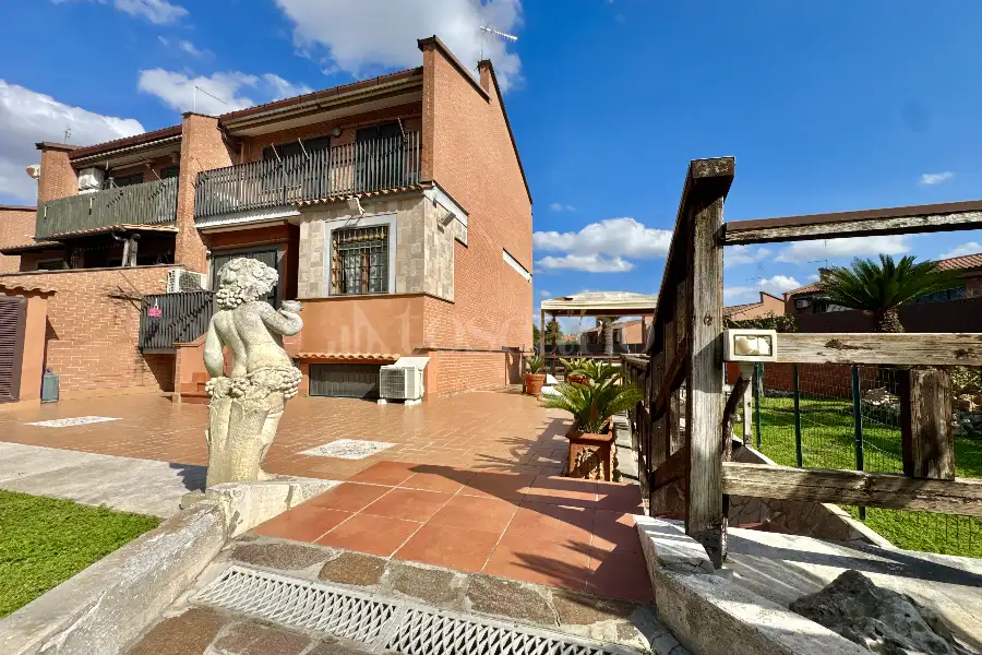 Villa Bifamiliare in vendita di 215 mq a €649.000 (rif. 10/2026)
