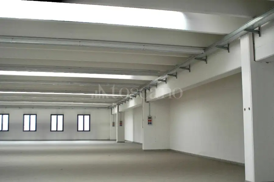 Negozio in affitto di 1.300 mq a €3.000 (rif. 13/2026)