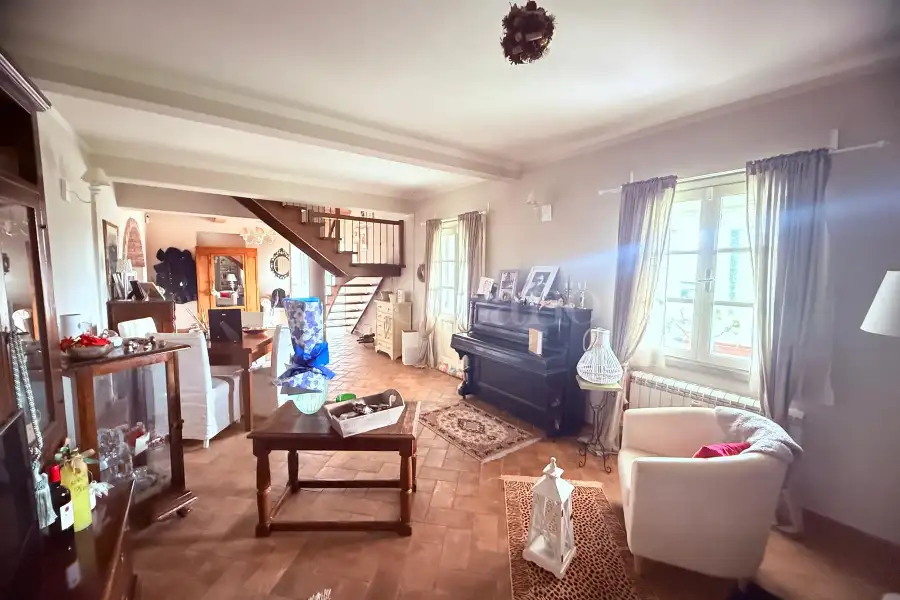 Casale in vendita di 300 mq a €990.000 (rif. 9/2026)