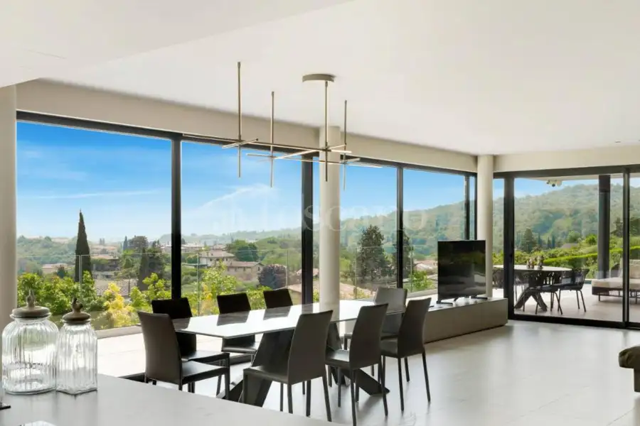 Villa in vendita di 800 mq a €5.500.000 (rif. 34/2026)