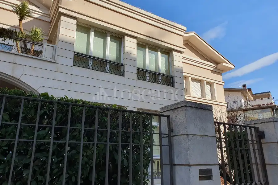 Villa in vendita di 800 mq trattativa riservata (rif. 23/2024)