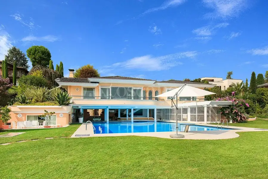 Villa in vendita di 1.300 mq trattativa riservata (rif. 38/2024)