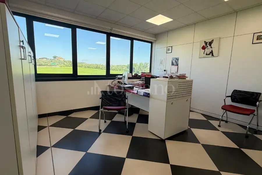 Ufficio in vendita di 300 mq a €350.000 (rif. 24/2026)