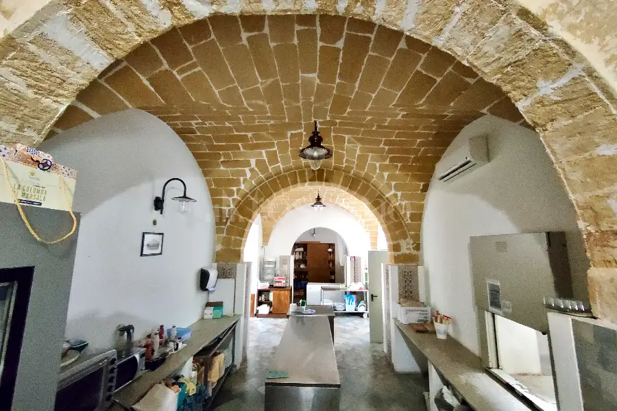Casale in vendita di 1.300 mq a €1.350.000 (rif. 49/2026)