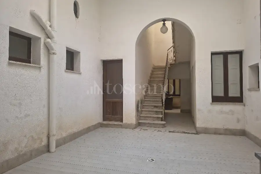 Palazzo in vendita di 585 mq a €338.000 (rif. 51/2026)
