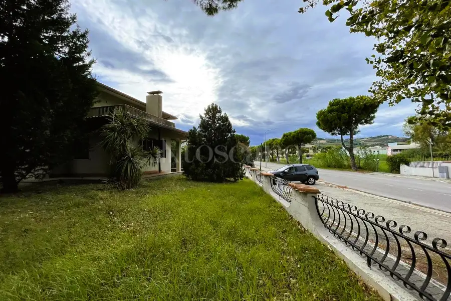 Villa in vendita di 305 mq a €650.000 (rif. 12/2025)