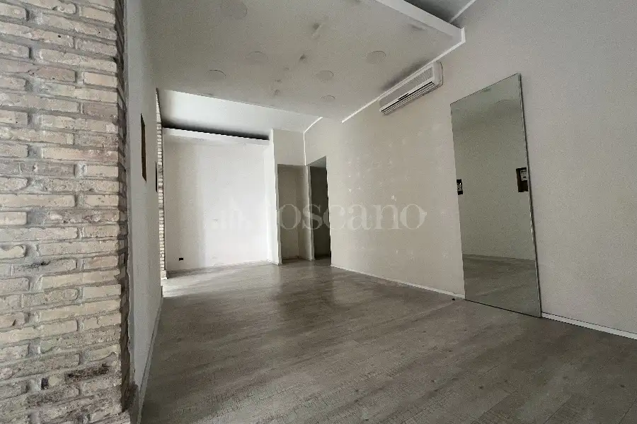 Negozio in affitto di 60 mq a €1.900 (rif. 110/2026)