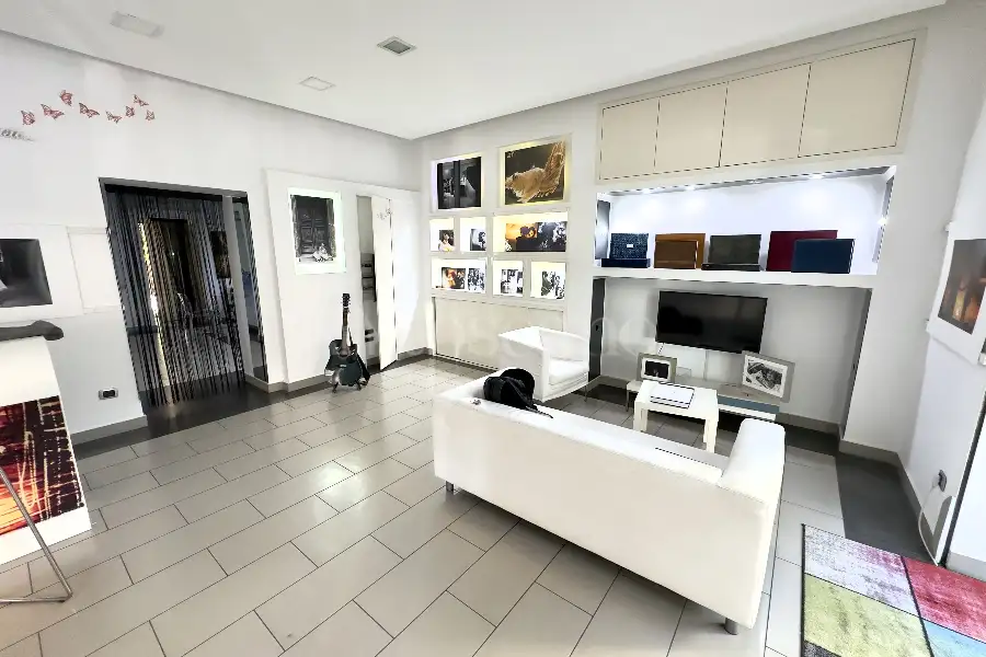 Negozio in vendita di 90 mq a €220.000 (rif. 8/2026)