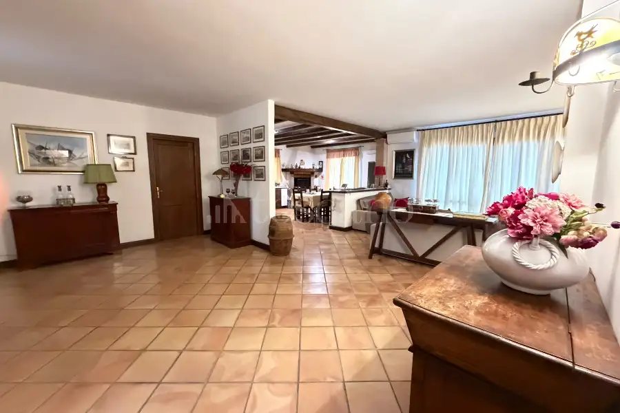 Villa Bifamiliare in vendita di 400 mq a €829.000 (rif. 33/2026)