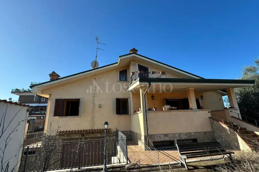 Villa in vendita di 370 mq a €890.000 (rif. 3/2026)