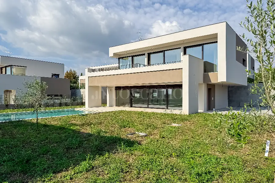 Villa in vendita di 292 mq a €1.590.000 (rif. 12/2025)