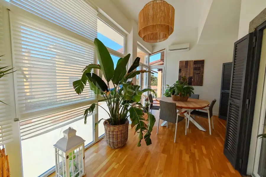 Villa Bifamiliare in vendita di 440 mq a €665.000 (rif. 5/2026)