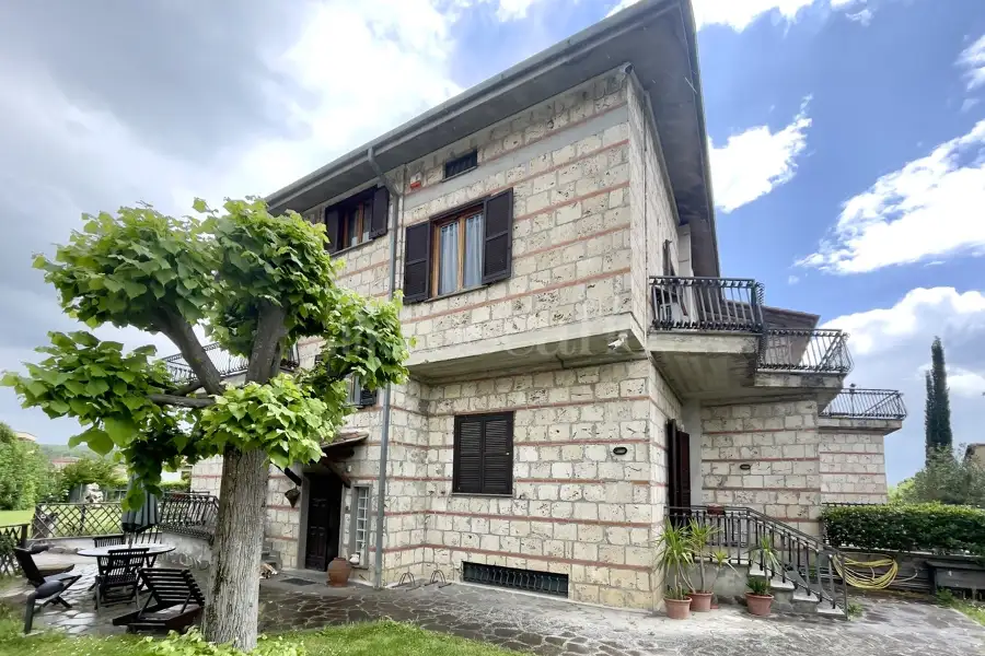 Villa Bifamiliare in vendita di 450 mq a €249.000 (rif. 23/2025)