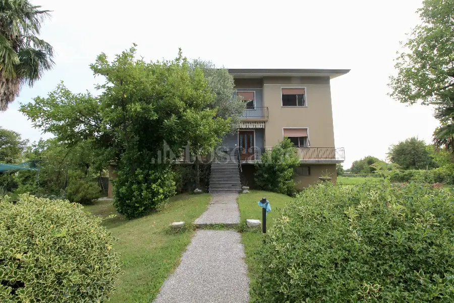Villa in vendita di 339 mq a €250.000 (rif. 138/2026)