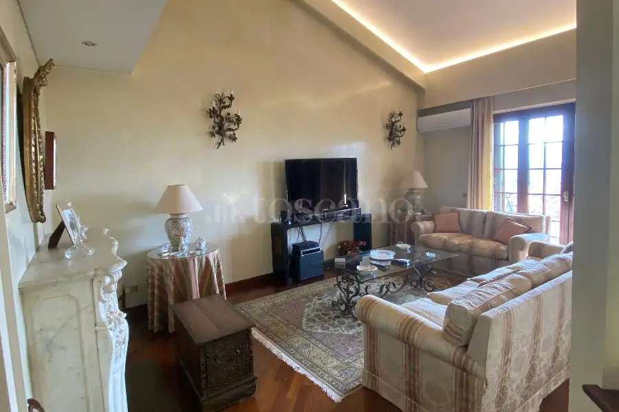 Villa Plurifamiliare in vendita di 850 mq a €899.000 (rif. 5/2026)