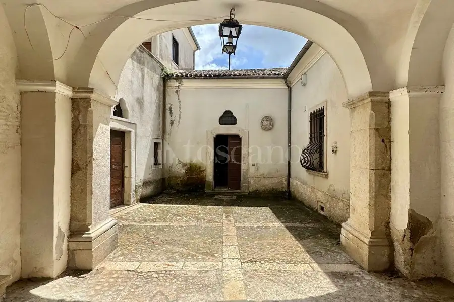 Palazzo in vendita di 600 mq a €180.000 (rif. 127/2026)