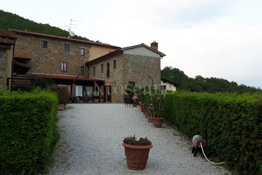 Casale in vendita di 880 mq a €1.080.000 (rif. 22/2025)