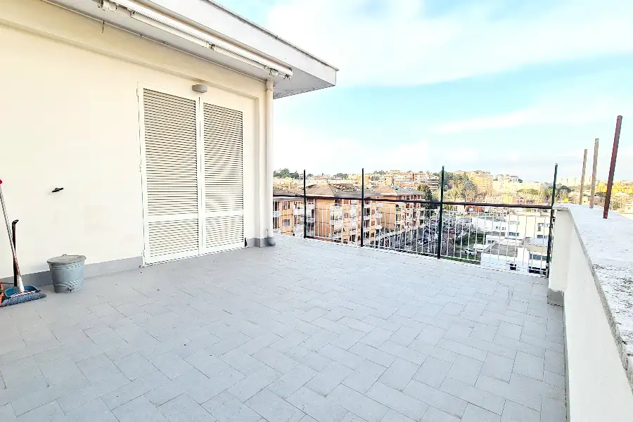 Attico in affitto di 100 mq a €1.450 (rif. 10/2026)