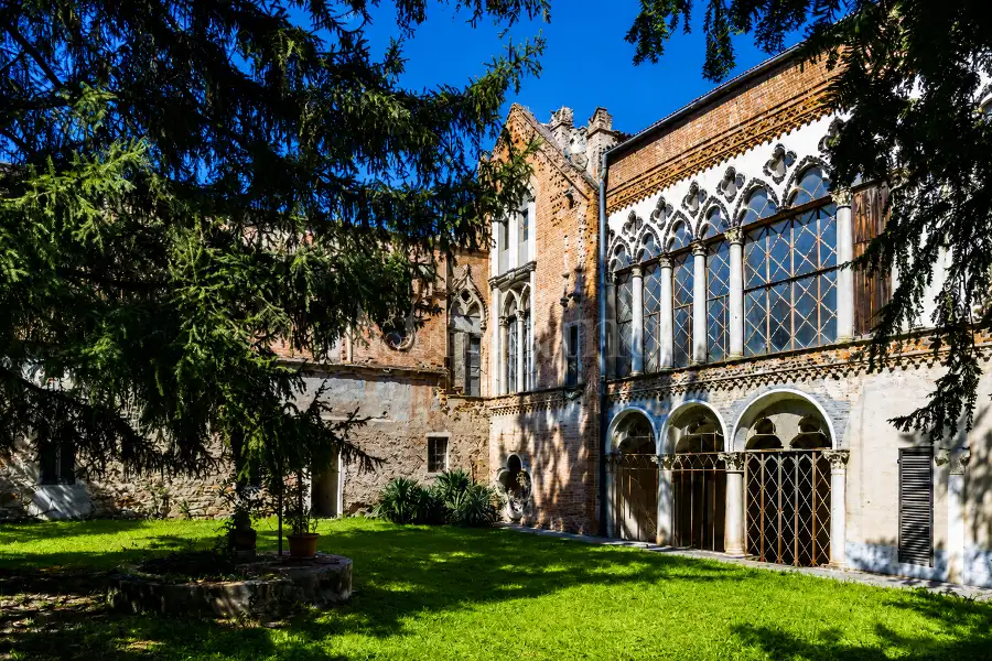 Casale in vendita di 1.000 mq a €1.150.000 (rif. 5/2026)