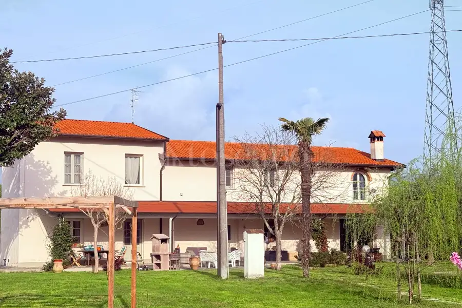 Casale in vendita di 300 mq a €990.000 (rif. 9/2026)