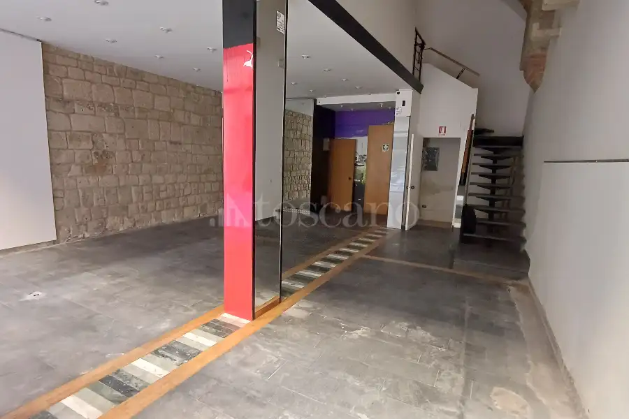 Negozio in affitto di 145 mq a €1.950 (rif. 20/2025)