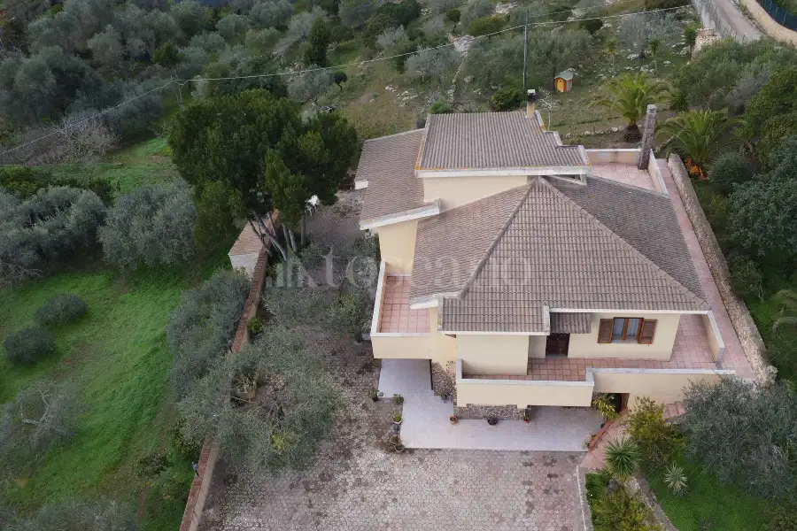 Villa in vendita di 600 mq a €590.000 (rif. 215/2025)