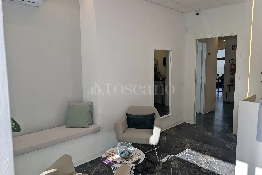 Negozio in vendita di 100 mq a €370.000 (rif. 6/2026)