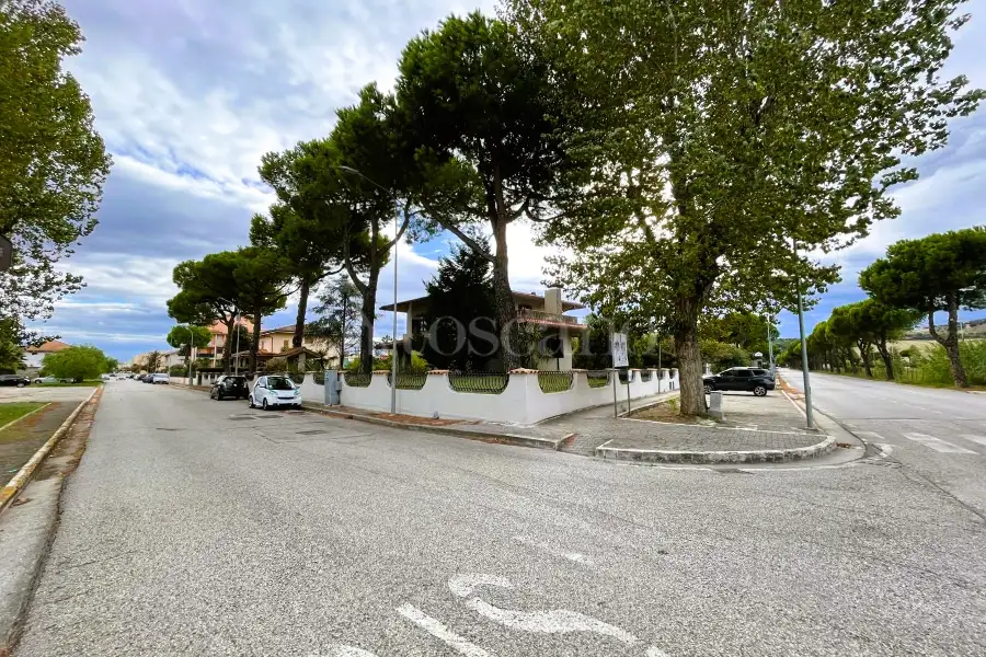Villa in vendita di 305 mq a €650.000 (rif. 12/2025)