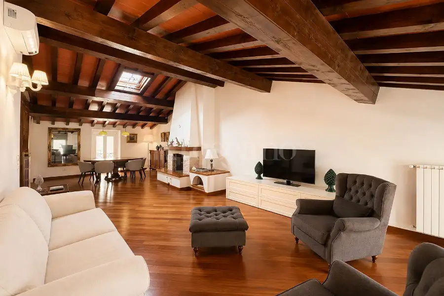 Attico in vendita di 210 mq a €1.200.000 (rif. 54/2026)