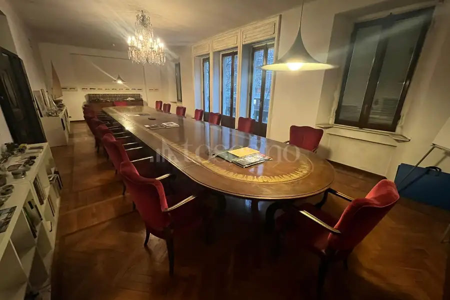 Ufficio in affitto di 700 mq a €11.000 (rif. 10/2025)