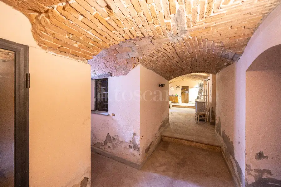 Villa in vendita di 2.660 mq a €950.000 (rif. 43/2025)
