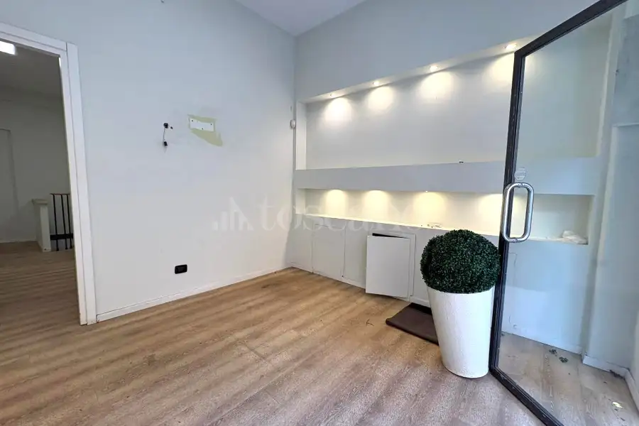 Negozio in affitto di 62 mq a €900 (rif. 21/2026)