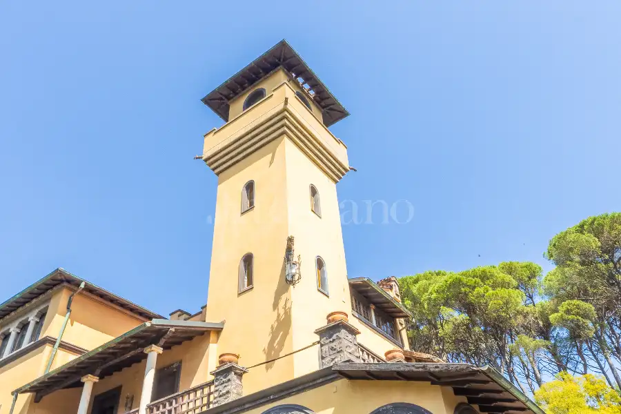 Villa in vendita di 750 mq a €1.950.000 (rif. 53/2026)
