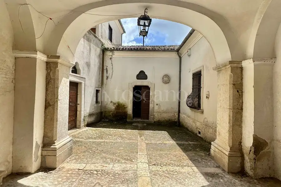 Palazzo in vendita di 600 mq a €180.000 (rif. 127/2026)