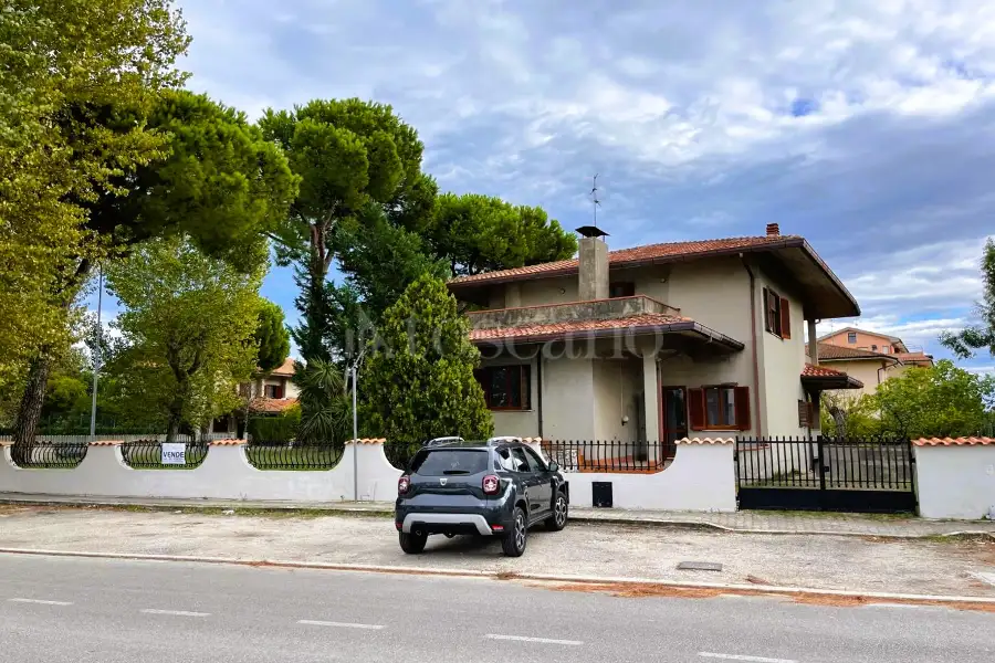 Villa in vendita di 305 mq a €650.000 (rif. 12/2025)