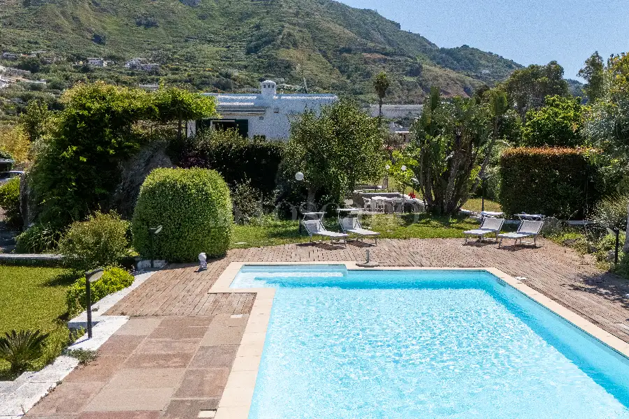 Villa in vendita di 230 mq a €1.200.000 (rif. 2/2026)
