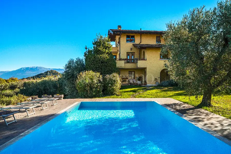 Villa in vendita di 583 mq a €2.680.000 (rif. 66/2025)