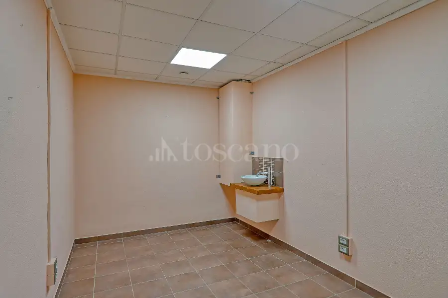 Negozio in vendita di 140 mq a €160.000 (rif. 100/2026)