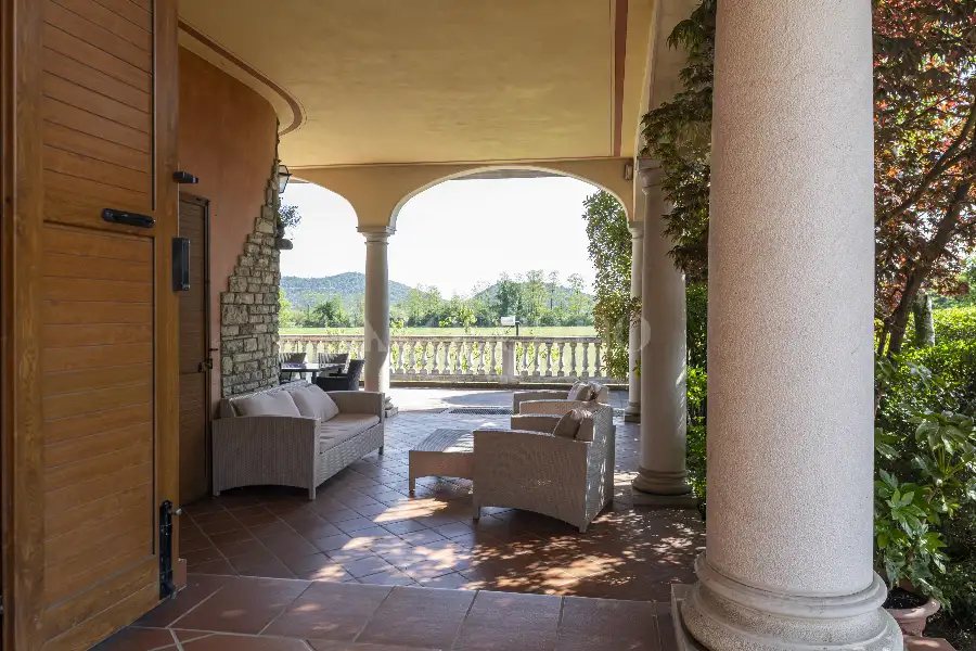 Villa in vendita di 645 mq a €960.000 (rif. 21/2026)