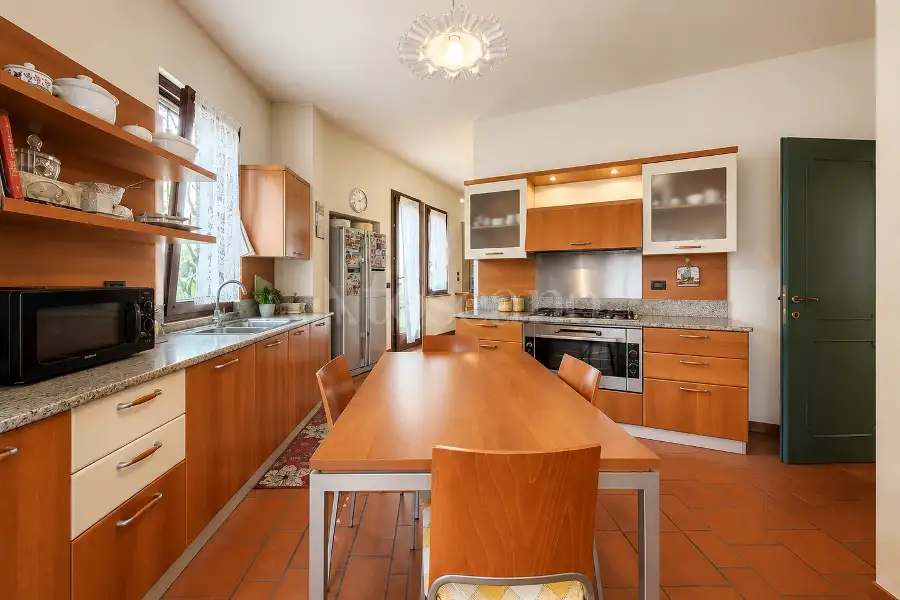 Villa in vendita di 300 mq a €1.600.000 (rif. 12/2026)