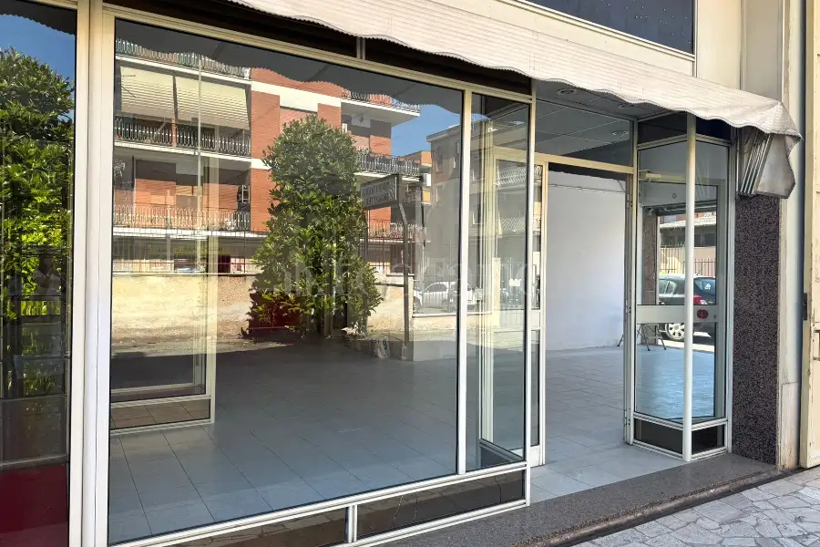 Negozio in affitto di 90 mq a €1.250 (rif. 10/2026)