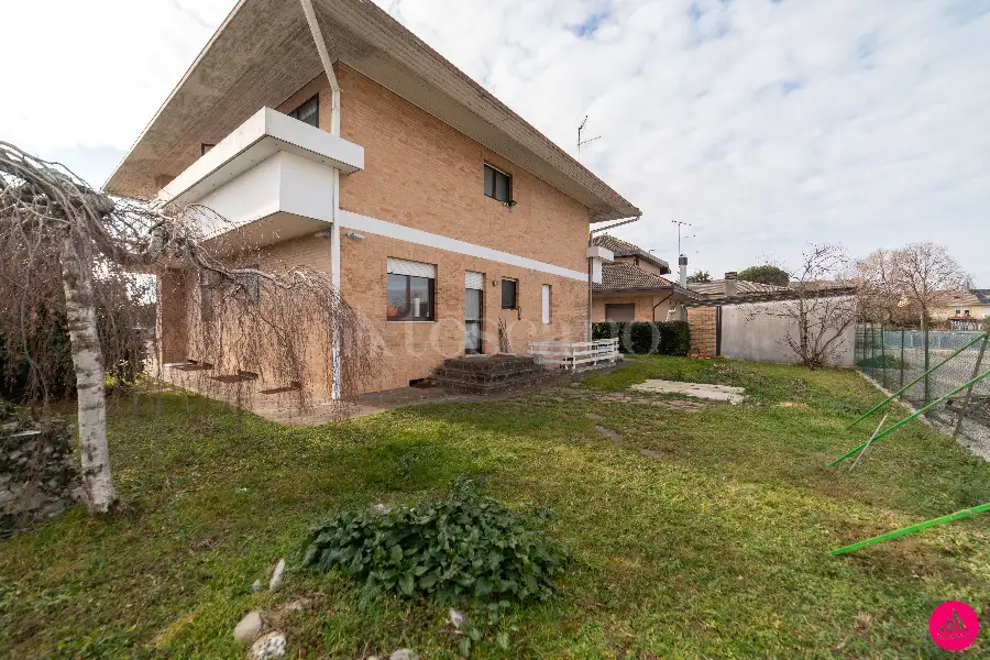 Casa Indipendente in vendita di 370 mq a €380.000 (rif. 8/2026)