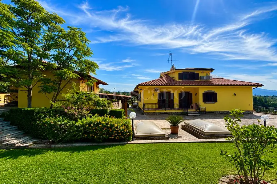 Villa in vendita di 920 mq a €899.000 (rif. 48/2026)