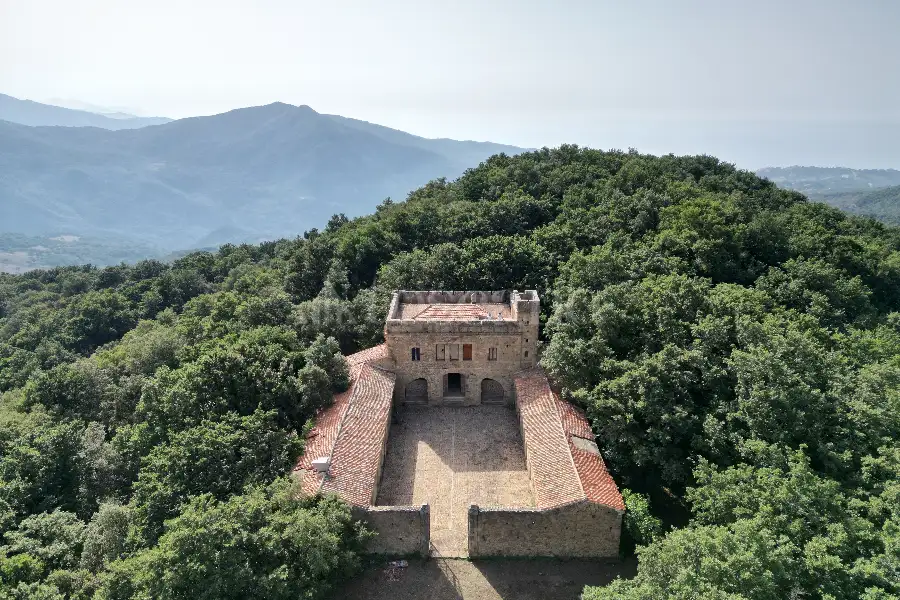 Casale in vendita di 860 mq trattativa riservata (rif. 54/2025)