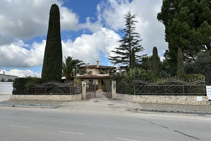 Casale in vendita di 747 mq a €790.000 (rif. 11/2026)