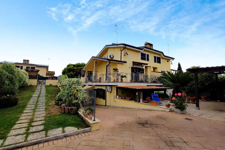 Villa Bifamiliare in vendita di 180 mq a €349.000 (rif. 42/2026)