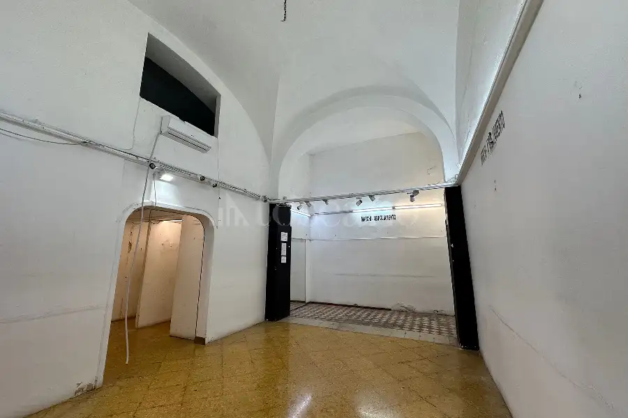 Negozio in affitto di 179 mq a €6.450 (rif. 21/2026)