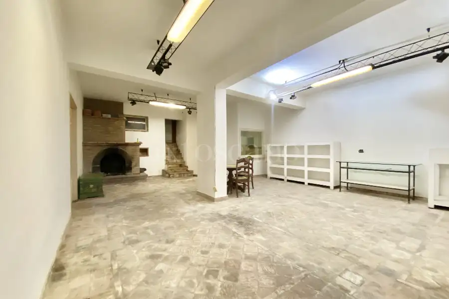 Negozio in vendita di 209 mq a €260.000 (rif. 11/2025)
